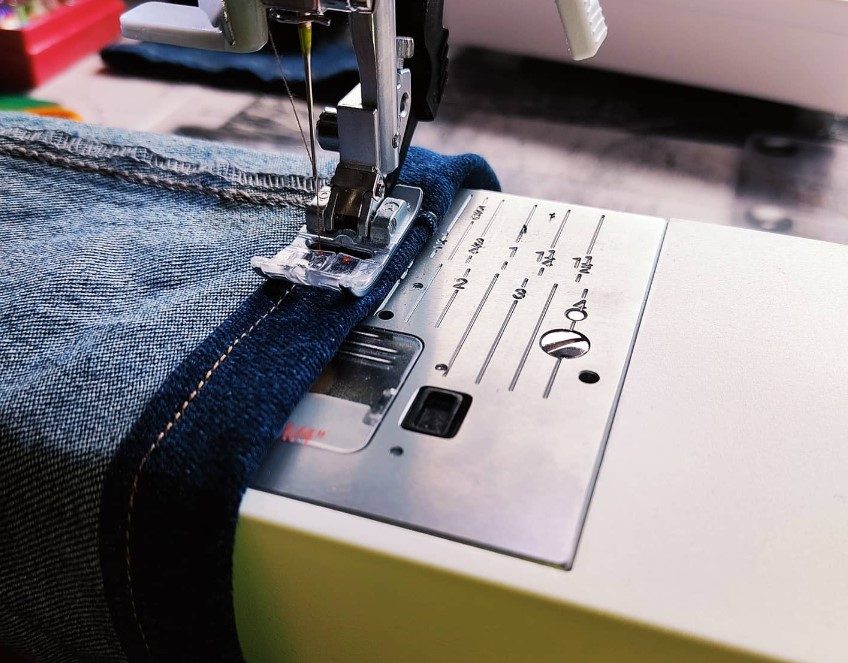 Faire un ourlet de jean : voici les meilleures astuces ! - Conseils